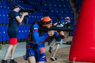 Игрок LASERWAR вскинул оружие, готовясь к выстрелу.